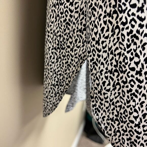 - Chicos animal print sleeveless wrinkle resistant top Sz 2( M) - Picture 3 of 5